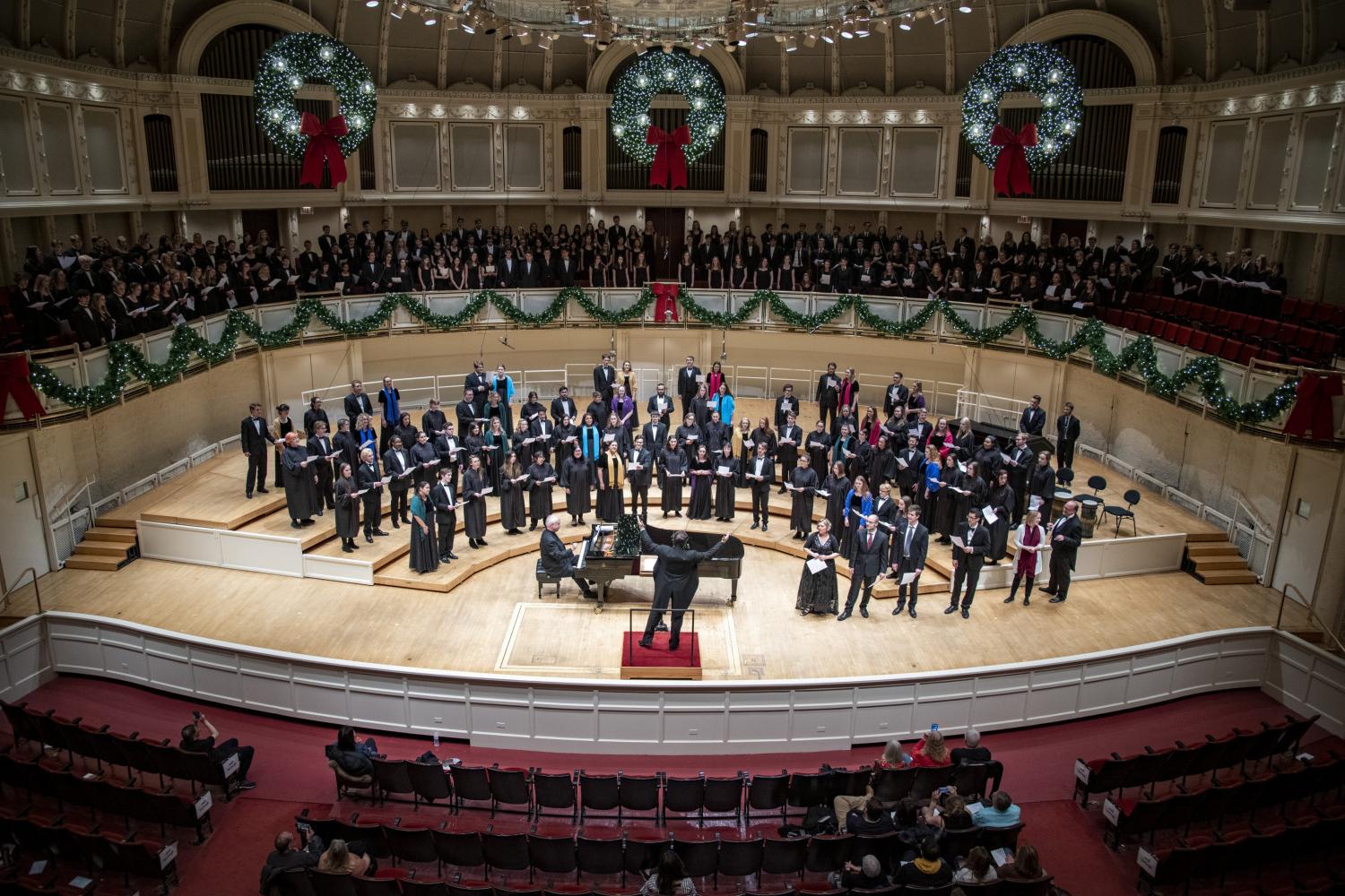 The <a href='http://534.hwanfei.com'>bv伟德ios下载</a> Choir performs in the Chicago Symphony Hall.
